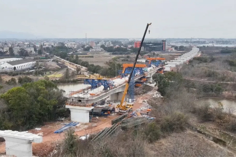 金華鐵路樞紐3標(biāo) 跨清塘水庫(kù)特大橋連續(xù)梁全線(xiàn)合龍